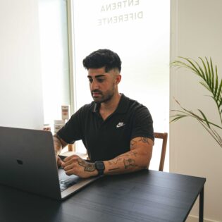 Nabin delante de un ordenador